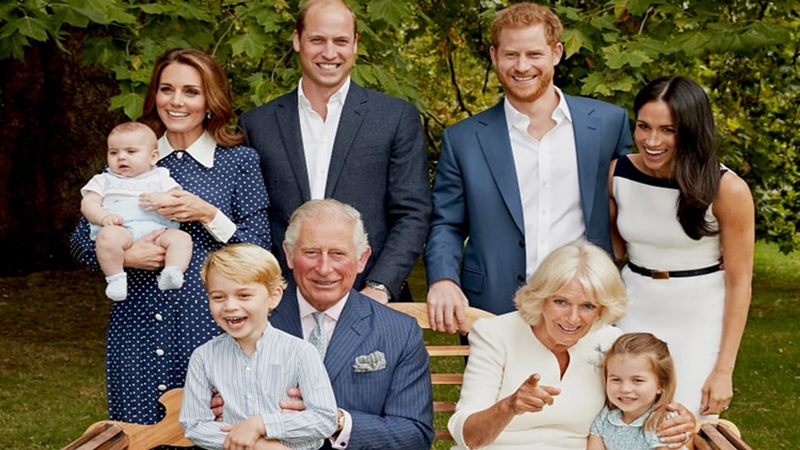 Dân chúng phát sốt với bức ảnh gia đình của Hoàng gia Anh
