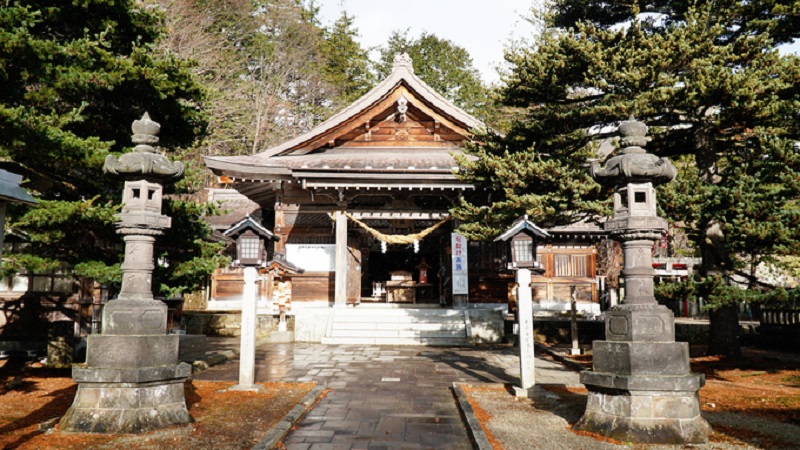 Đền Nasu-yuzen-jinja, tọa lạc tại đỉnh núi Aspen, thị trấn Nasu.