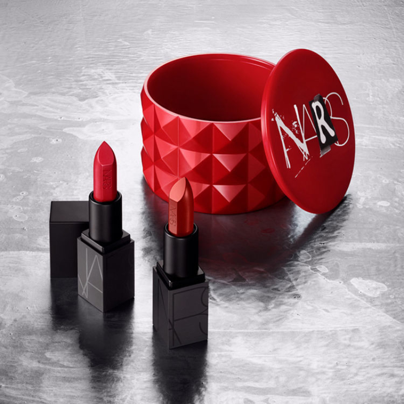 Sở hữu vẻ đẹp đẳng cấp như sao hạng A với cặp đôi Audacious Lipstick kinh điển màu Rita và Mona.