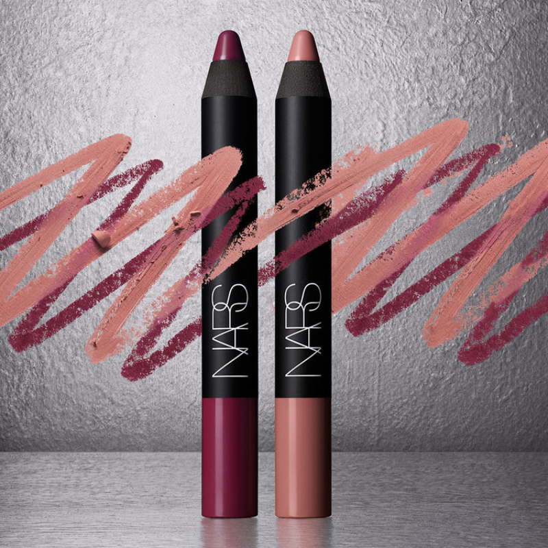 Hai màu son bán chạy nhất của dòng son dạng chì Velvet Matte Lip Pencil: Decibel nâu da và Zipped tím lan đậm. 