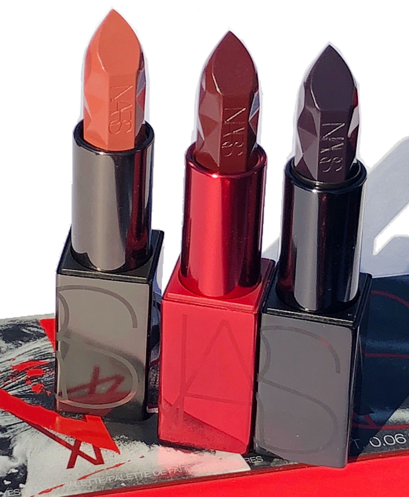 Bên cạnh lớp vỏ ánh kim ấn tượng, Spiked Audacious Lipstick còn ghi điểm bởi phần thân son được chạm khắc như những chiếc đinh tán mạnh mẽ. 3 màu sắc của bộ son Audacious là những tông màu cá tính từng đạt nhiều giải thưởng danh tiếng.