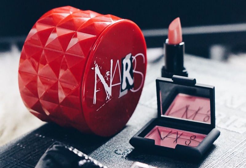 Bộ đôi son môi và phấn má hồng Orgasm mini với sắc màu hồng đào ánh nhũ kinh điển của NARS. Cả hai đều là các sản phẩm bạn nhất định phải thử trong mùa lễ hội này.