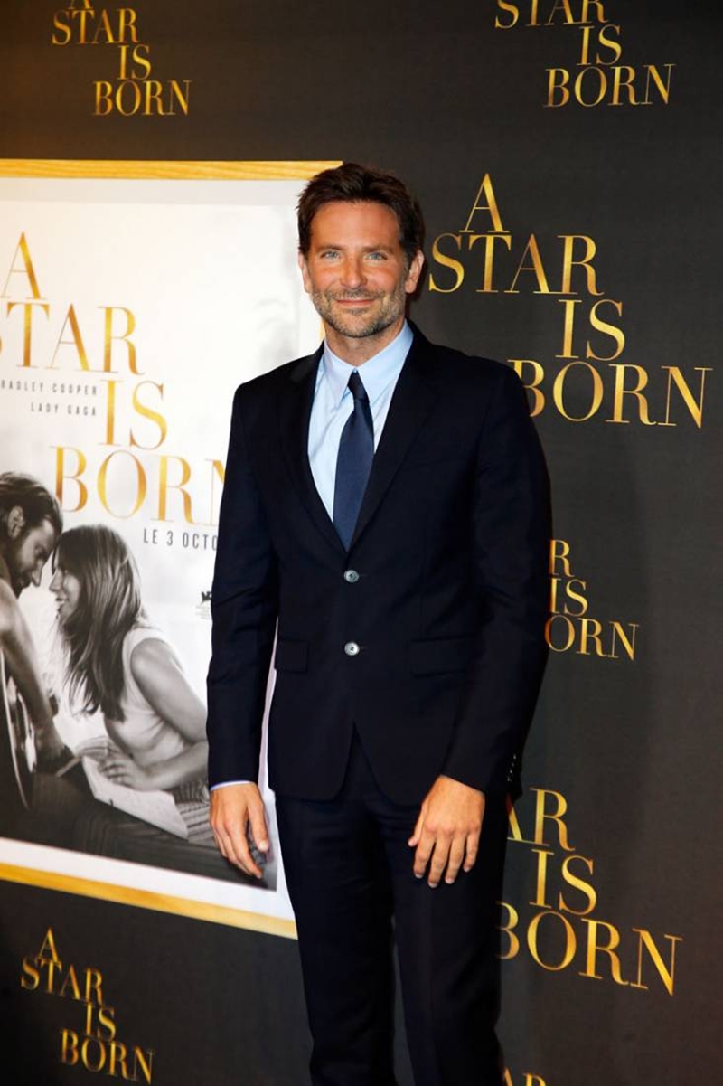 Trước đó, trong sự kiện ra mắt phim "A Star Is Born" tại Paris (Pháp), Bradley Cooper cũng từng mắc lỗi tương tự và nhận được cơn mưa lời chê khi một nam diễn viên Hollywood lại thiếu kiến thức căn bản về thời trang.