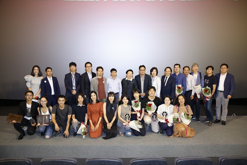 Các đạo diễn Việt Nam và Hàn Quốc chụp hình lưu niệm cùng đơn vị tổ chức.