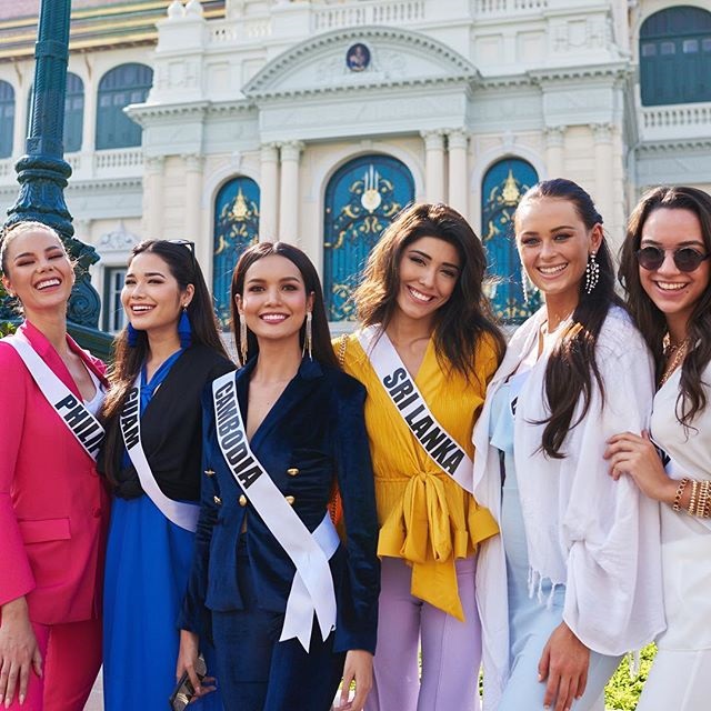 Tại Miss Universe 2018 năm nay, hầu hết các đại diện đều được đánh giá cao về nhan sắc. Tuy nhiên, rất nhiều thí sinh mắc một lỗi rất căn bản khi diện áo khoác, khi vừa không tôn dáng lại còn che mất sash (dải băng đeo chéo ghi tên quốc gia mà thí sinh đó đại diện).
