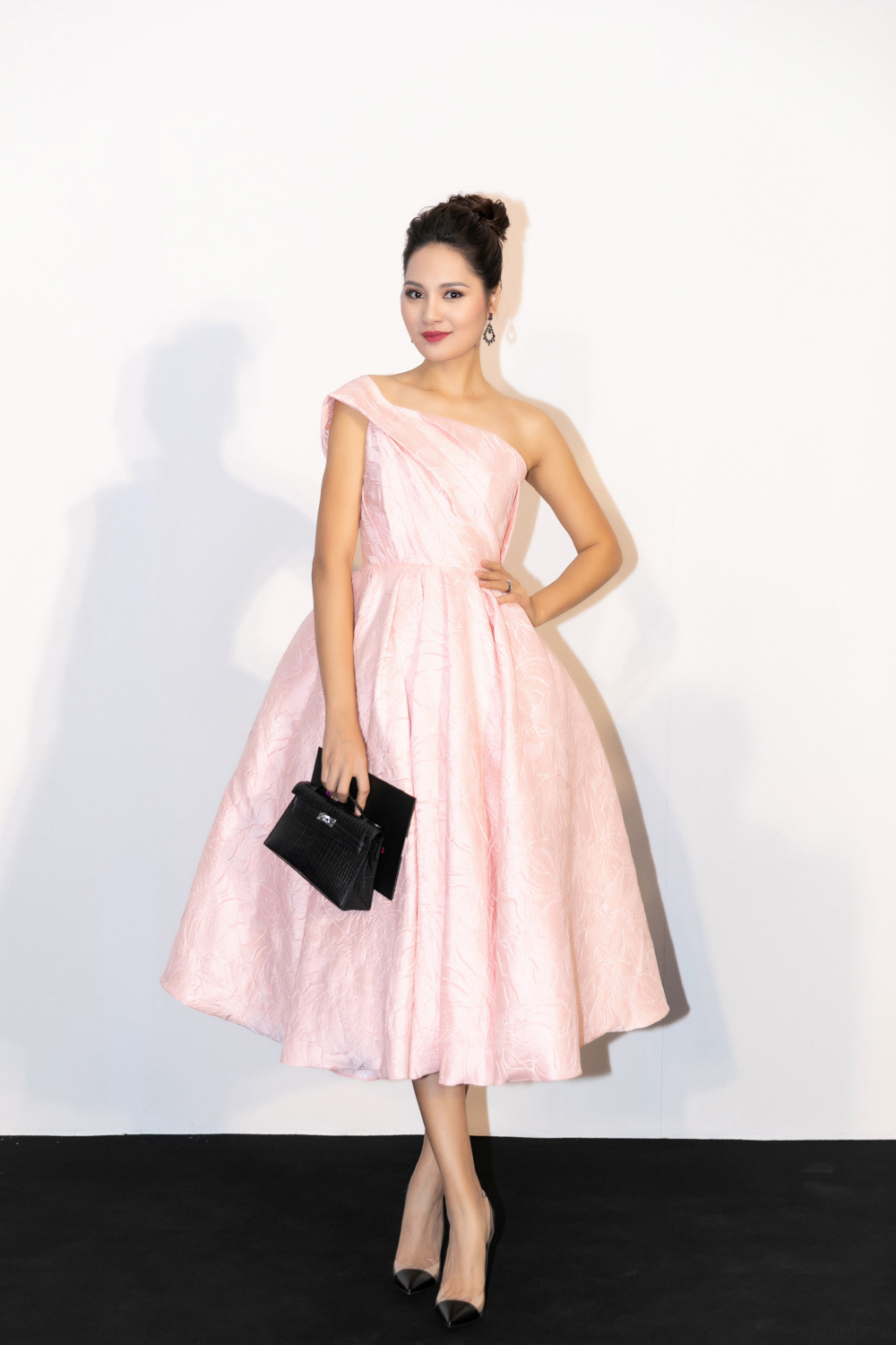 Hoa hậu Hương Giang chọn sắc hồng pastel xuất hiện tại show "Mix & Match". Chiếc váy xoè nữ tính được Hương Giang phối cùng túi Hermès màu đen.