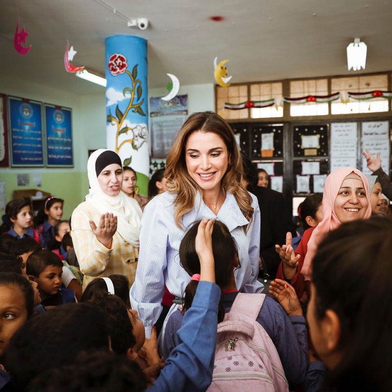 Rania được biết đến không chỉ là một biểu tượng sắc đẹp của Jordan với phong cách thời trang thanh lịch mà còn khiến dân chúng tự hào với những hoạt động chiến đấu vì nhân quyền.
