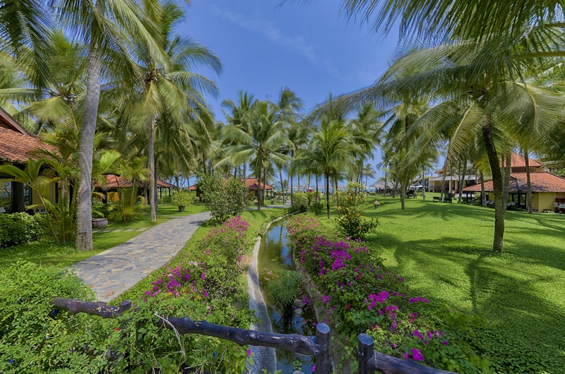 Trong khuân viên của làng quê Việt với những con đi ra biển, một hồ bơi rất cá tính. Trước mênh mông trời biển bao la, lối kiến trúc rất Việt Nam, nơi đây đã tôn lên vẻ đẹp rực rỡ và sang trọng của khu nghỉ.