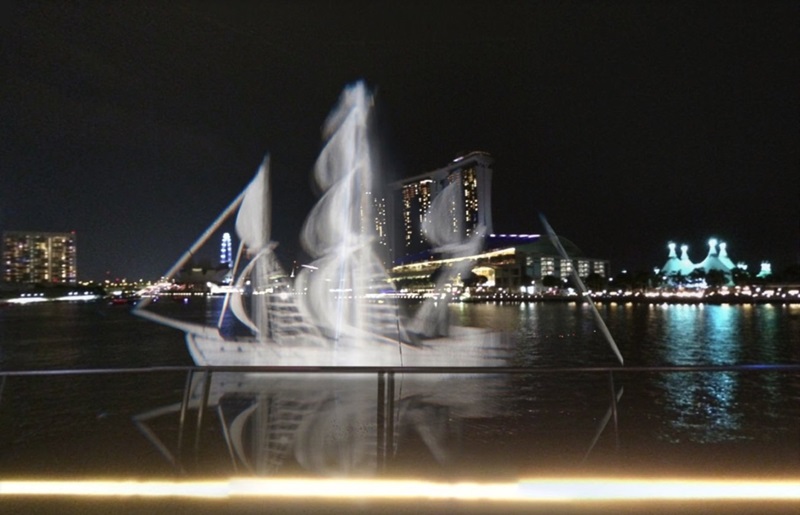   Đến với lễ hội ánh sáng lần này, du khách còn có dịp chiêm ngưỡng Sails Aloft – tác phẩm tái dựng hình ảnh ba chiều của những du thuyền tại Singapore thế kỉ 19.