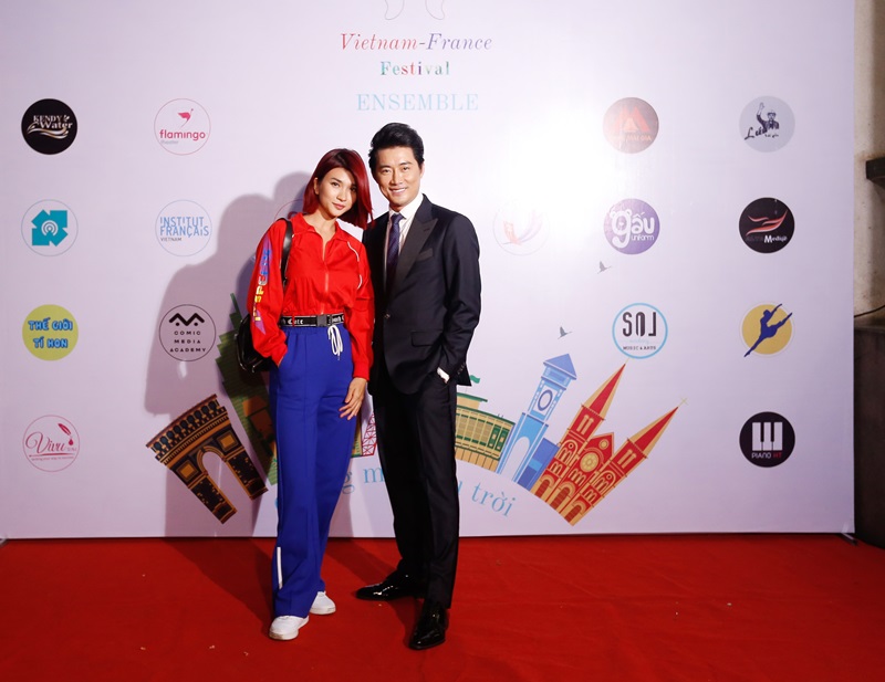 Nữ diễn viên Kim Tuyến và nam diễn viên điển trai Khôi Trần trở thành hai nhân vật đặc biệt được mọi người chú ý khi sánh đôi bên nhau trong hầu hết thời gian cửa sự kiện. 