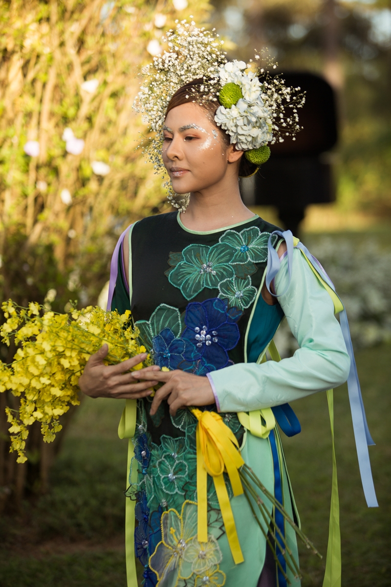xuất hiện trong những chiếc áo dài kết hoa đầy tinh tế của NTK Hằng Nguyễn, đầu đội nón lá, chân đi guốc mộc