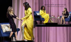 Cover_MichelleObama_boots_Balenciaga