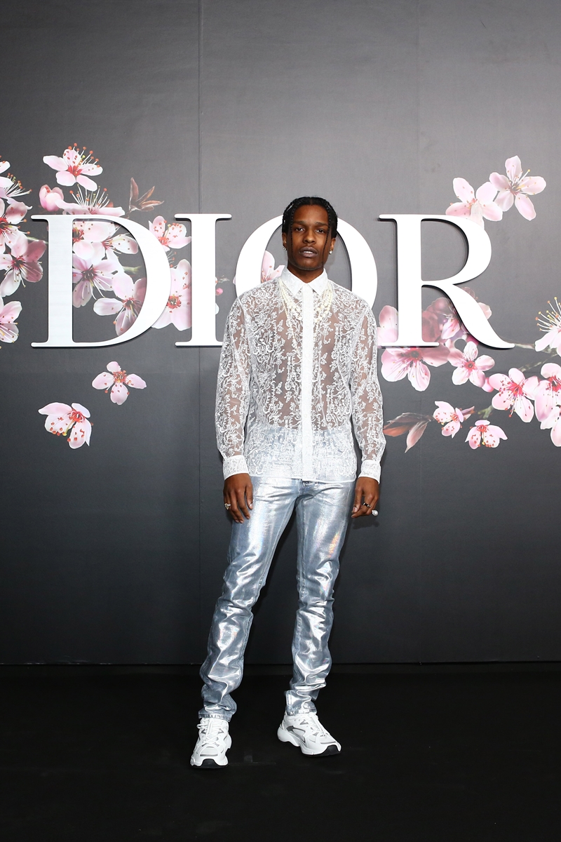 Rapper đình đám A$AP Rocky là "chàng thơ" quen thuộc của Dior Homme. Anh mặc áo sơ mi xuyên thấu với những họa tiết bay bổng từ BST Xuân Hè 2019 của Dior Homme. 