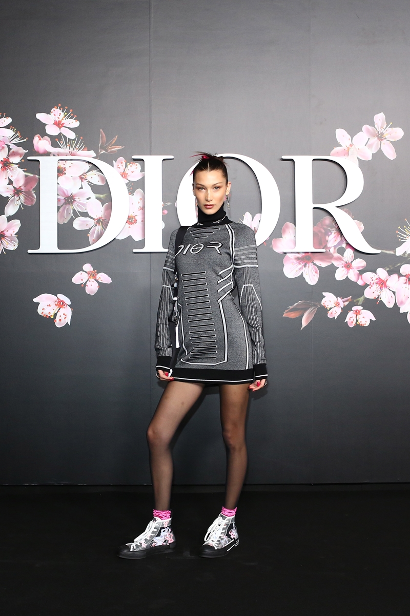 Bella Hadid mặc thiết kế đầu tiên (first look) trong show Chớm Thu 2019 của Dior Homme. Thiết kế này đã được điều chỉnh lại cho vừa vặn với số đo của Bella Hadid. 