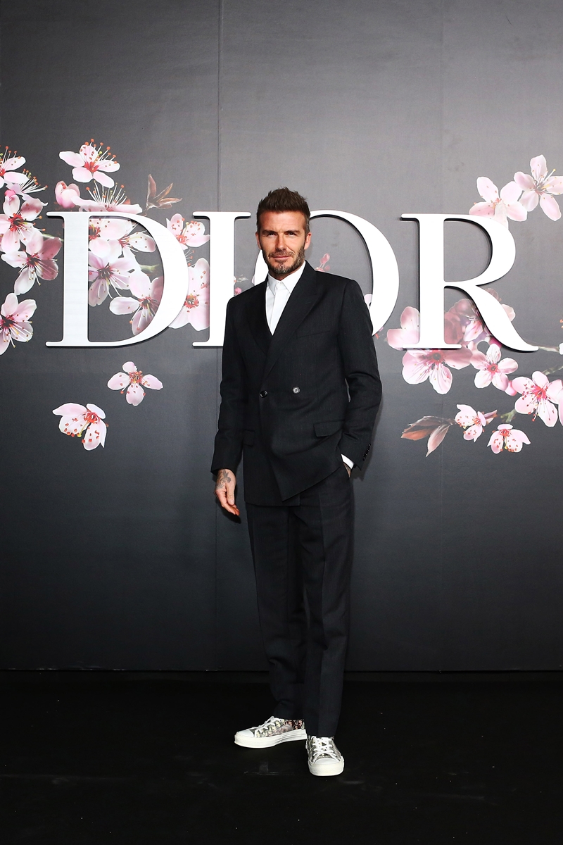 David Beckham lịch lãm trong bộ suit sang trọng cùng giày sneakers mang họa tiết Oblique của Dior Homme. 
