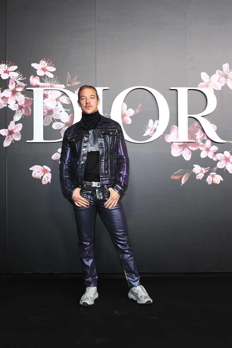 DJ Diplo là người phụ trách phần âm nhạc cho show diễn Chớm Thu 2019 của Dior Homme tại Tokyo. Anh mặc thiết kế trong BST mới nhất này luôn. 