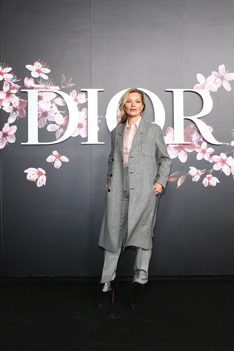 Kate Moss mặc thiết kế thứ 2 trong show Chớm Thu 2019 của Dior Homme. 