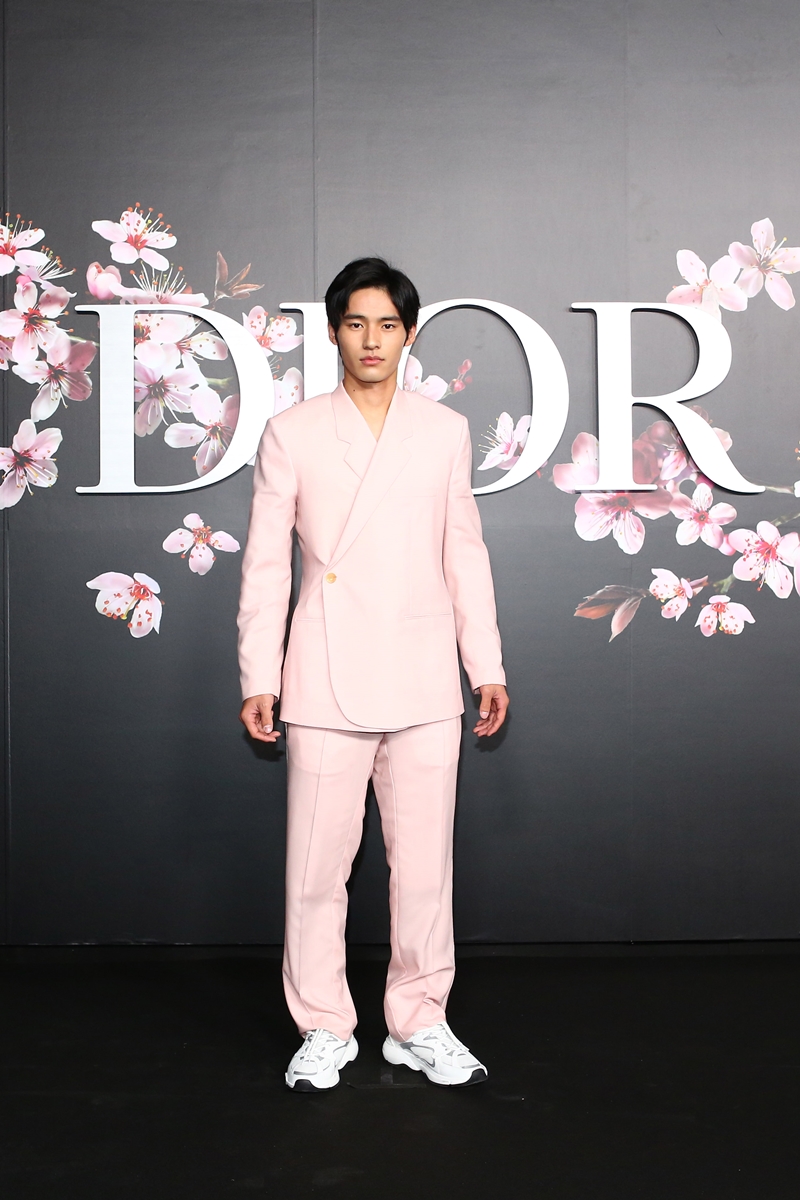"Mỹ nam học đường" Kenshi Okada nhẹ nhàng và lãng mạn trong bộ suit màu hồng phấn từ BST Xuân Hè 2019 của Dior Homme. 