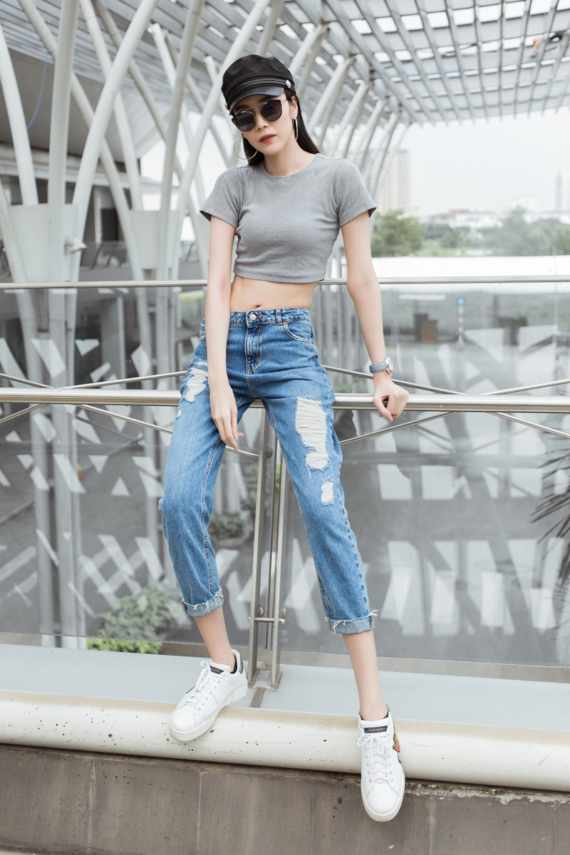 Giải bạc Siêu mẫu Việt Nam 2015 Ngọc Quý trẻ trung với quần jeans phối áo phông đơn giản. Hoa tai to bản cùng chiếc mũ beret giúp set trang phục trông thu hút hơn.