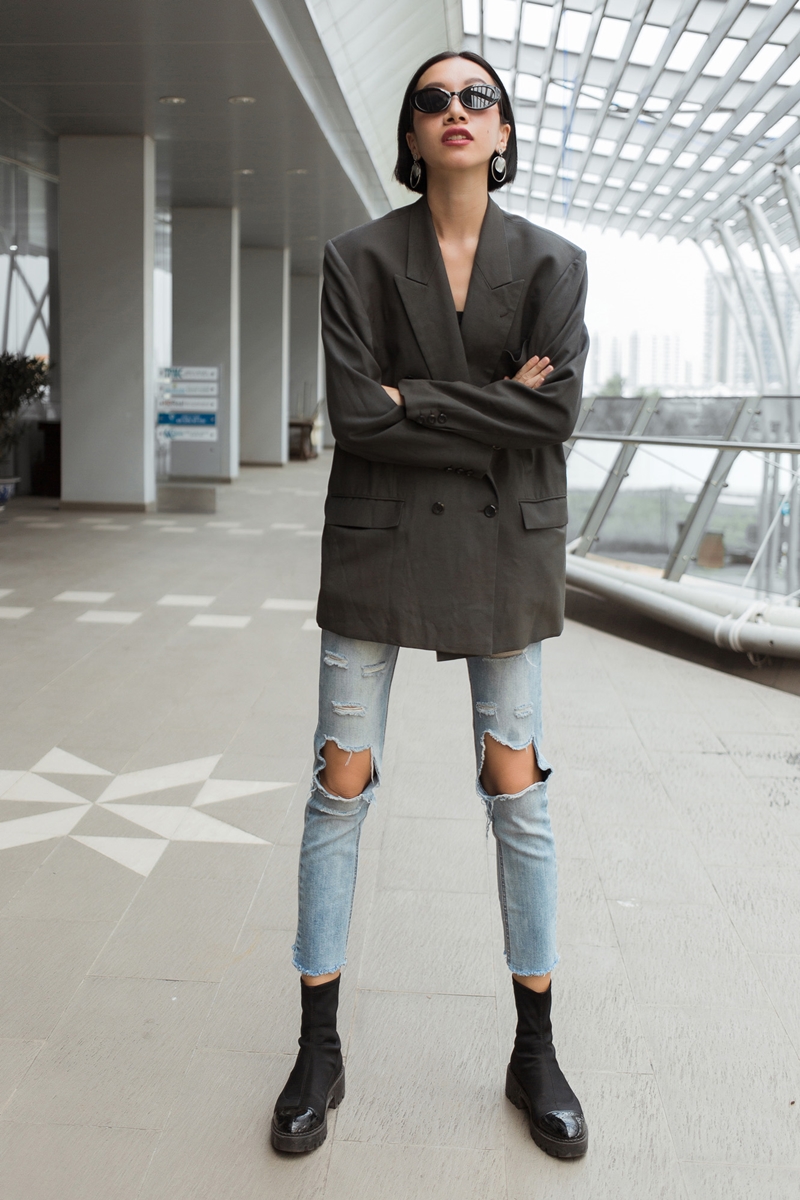 Phan Linh bụi bặm với phong cách menswear phối blazer cùng jeans rách.