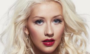 Không theo trào lưu sản xuất mỹ phẩm, Christina Aguilera ra mắt dụng cụ tạo kiểu tóc kết hợp với thương hiệu Lidl