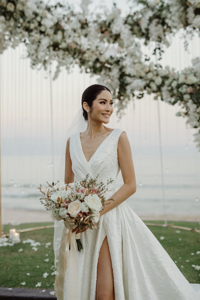 Thiết kế váy cưới của Hoa hậu Hoàn vũ Thái Lan 2007 Farung Yuthithum là chiếc váy cưới thứ 2 NTK Đỗ Mạnh Cường thực hiện. Chiếc váy cưới đầu tiên anh làm là cho cô dâu Lê Thúy. 