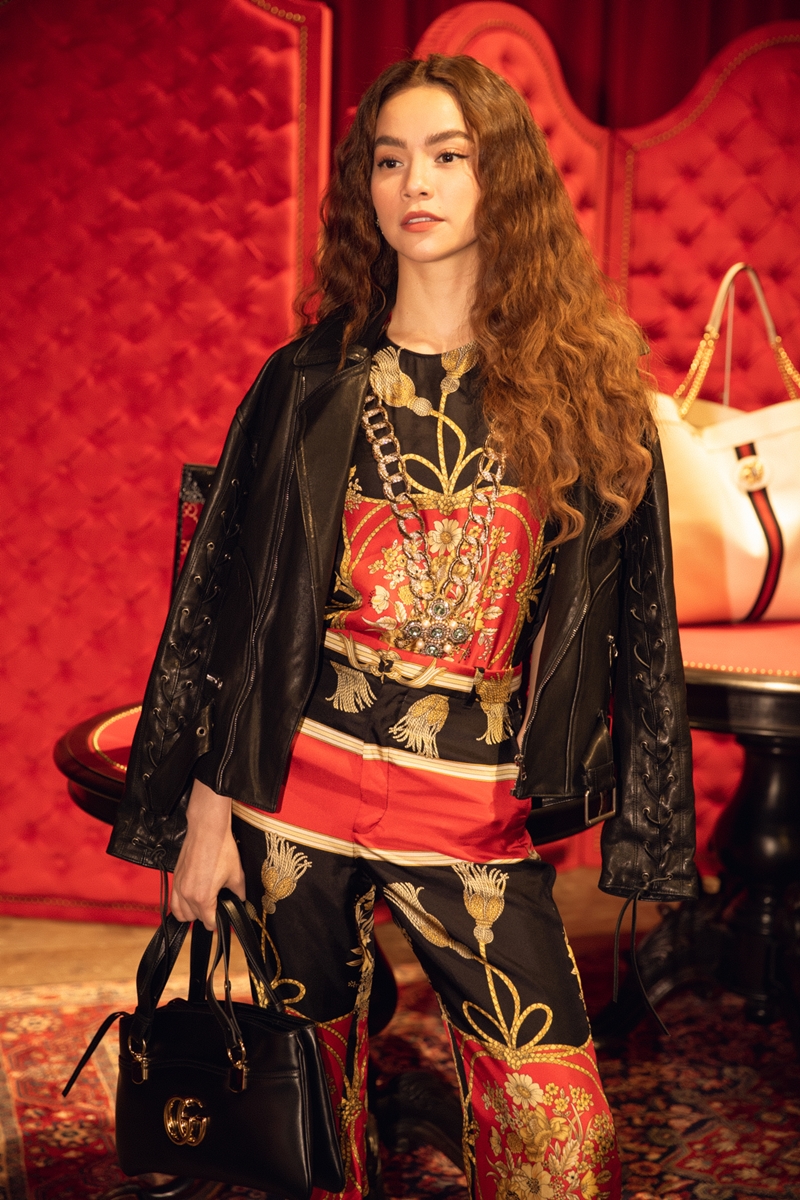 Cô mặc nguyên cây từ BST Cruise 2019 của Gucci cùng chiếc túi xách Arli hoàn toàn mới của Gucci. 