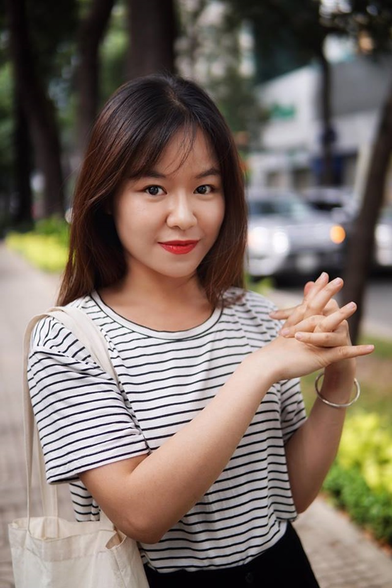 Theo Beauty blogger Óng Ánh: “Nhờ độ bóng nhẹ và thành phần nhiều dưỡng, son che được nếp nhăn môi khá tốt, vì thế mà kể cả khi dùng tông đậm, môi trông vẫn có sức sống chứ không bị già nua”.