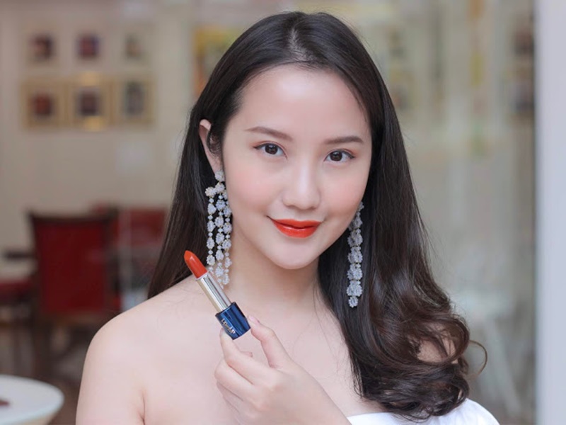 Beauty blogger Primmy Trương chia sẻ: “Khi đánh son trải đều trên môi rất mềm mượt nên rất dễ đánh, màu son trải đều và không bị vón cục”.