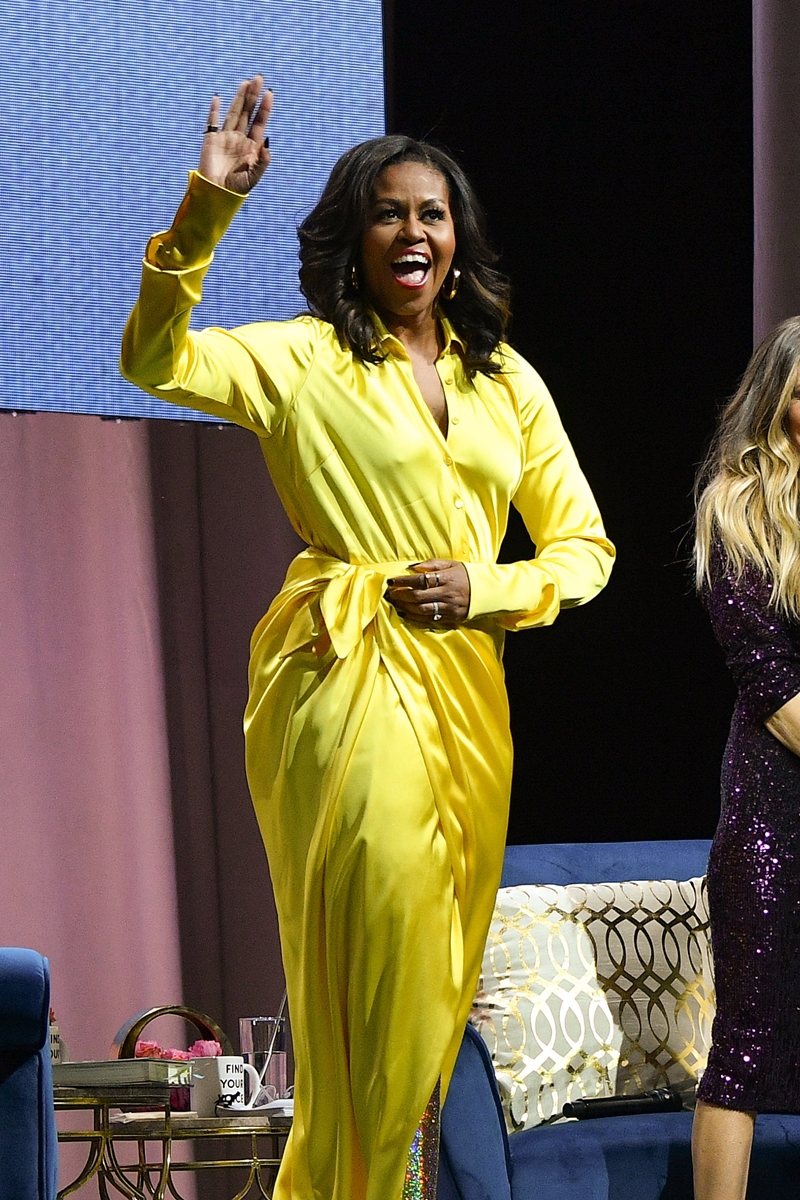 Stylist của Michelle Obama cho hay, vốn dĩ bà không định mặc bất kỳ thiết kế đầm nào trong chuyến công du quảng bá cho cuốn sách "Becoming" của mình. Tuy nhiên, một khi đã mặc đầm thì dường như không gì có thể thuyết phục hơn thiết kế Xuân Hè 2019 của Balenciaga. 