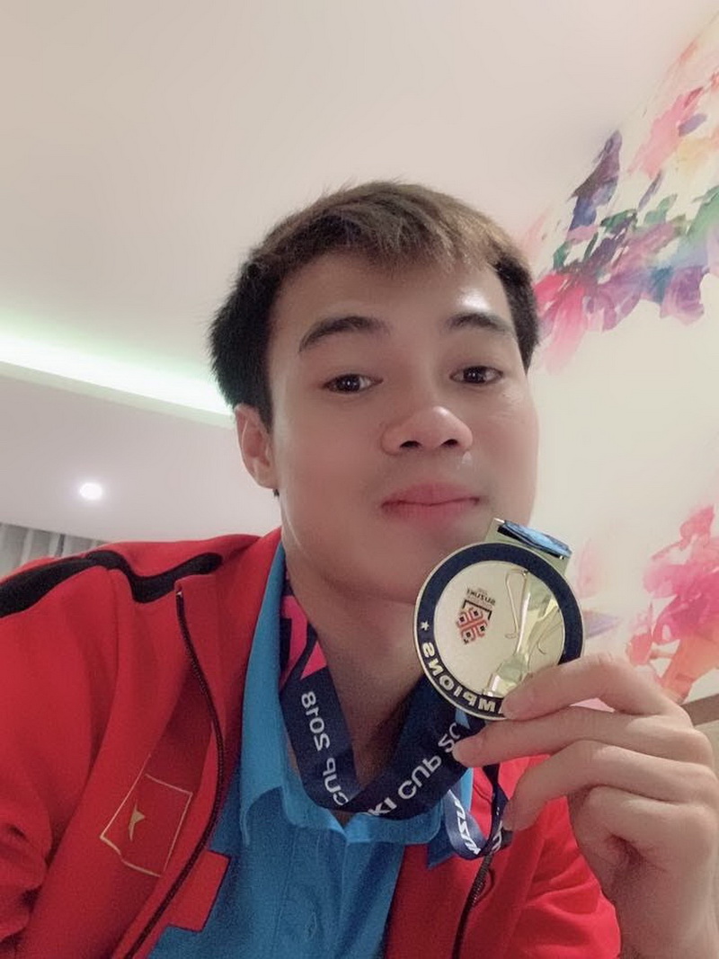 Văn Toàn nhẹ nhàng selfie cùng huy chương, có vẻ tinh thần của chàng cầu thủ cũng đá khá hơn khi hòa cùng niềm vui chiến thắng cùng đồng đội. 