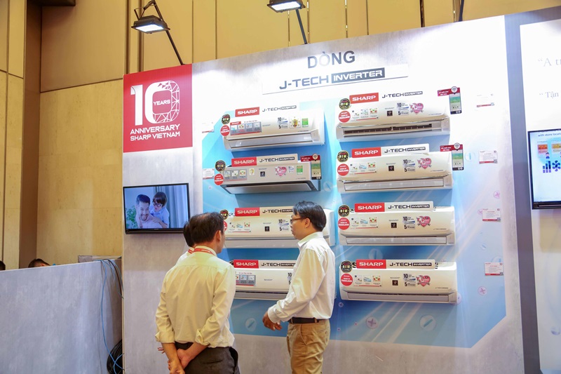 Công nghệ J-tech Inverter kết hợp hệ thống ECO AERO giúp tiết kiệm điện năng tối ưu so với máy lạnh thông thường. Đặc biệt, với công nghệ độc quyền Plasmacluster Ion có khả năng lọc sạch không khí, tiêu diệt vi khuẩn, nấm mốc, chất gây dị ứng trong không khí.