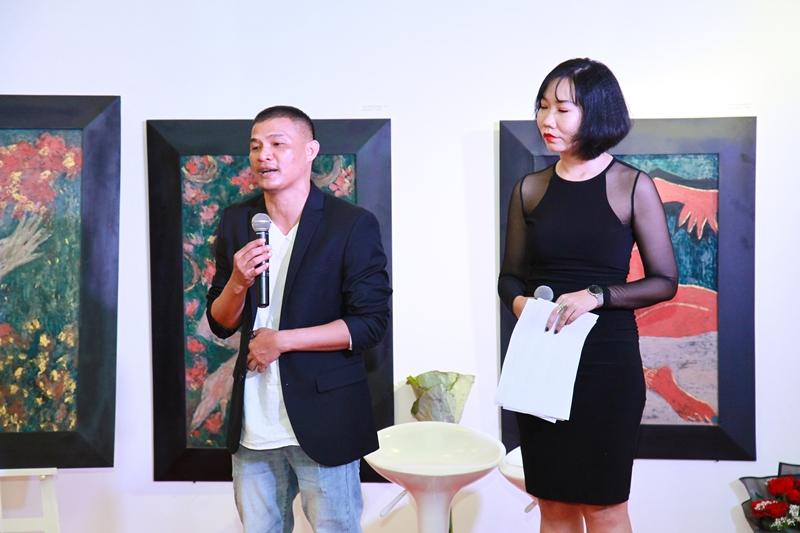 Họa sĩ Trần Quốc Long chia sẻ về quá trình thực hiện các tác phẩm của mình trong buổi ra mắt triển lãm tại Bentley House.
