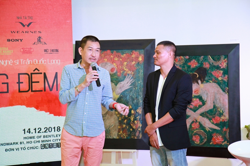 Họa sĩ Lê Thiết Cương (trái) cũng có mặt tại buổi ra mắt của họa sĩ Trần Quốc Long. 