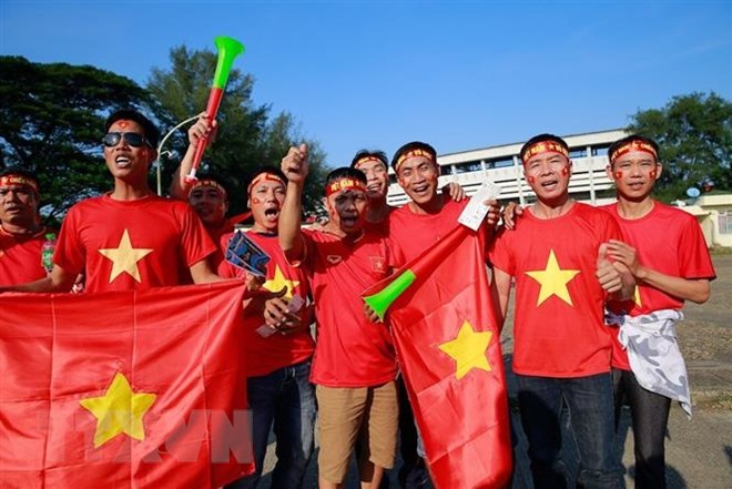 Cổ động viên Việt Nam tiếp lửa cho trận quyết đấu với Myanmar