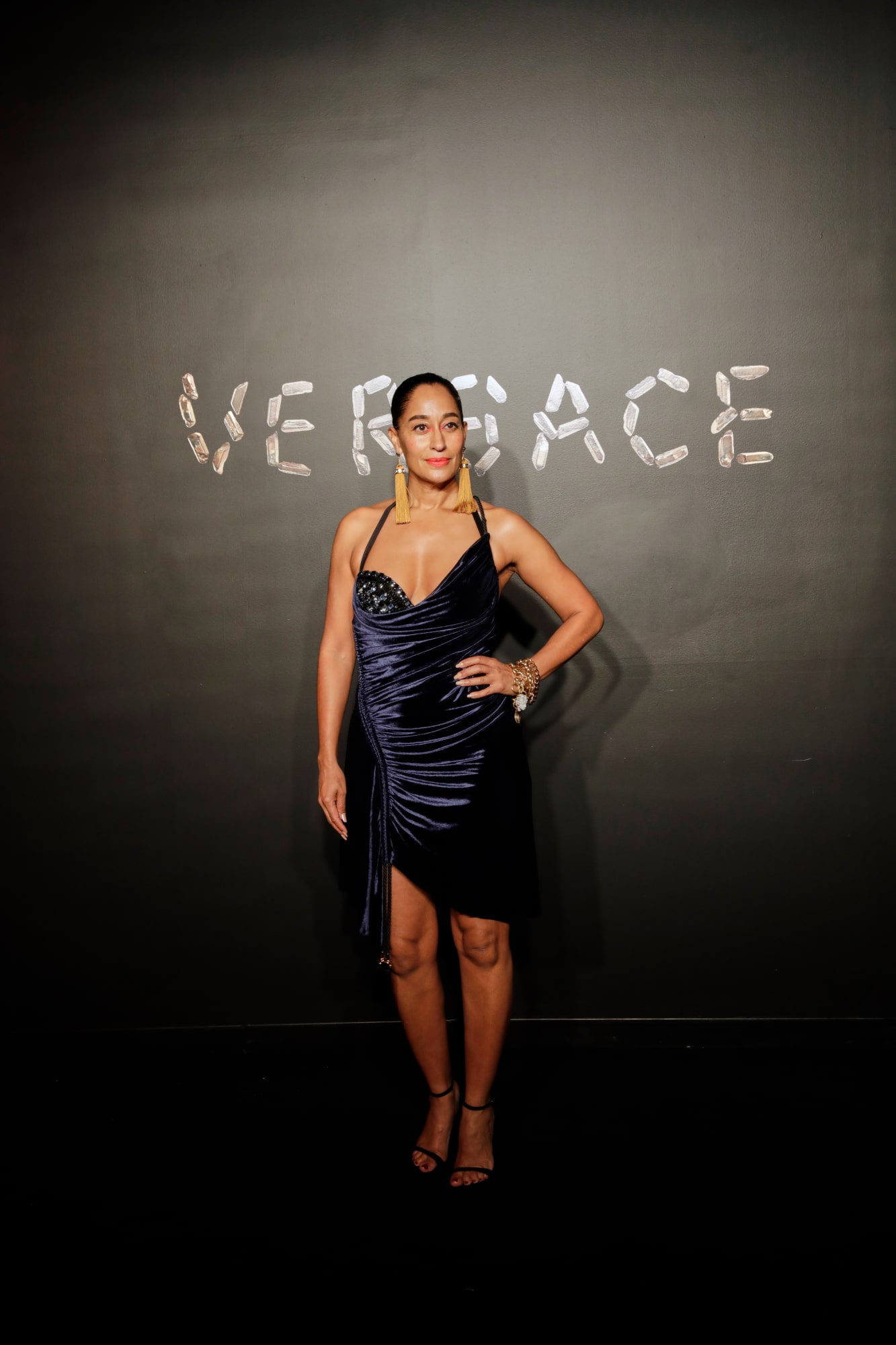 Tracee Ellis Ross tự tin khoe dáng trong thiết kế đầm gợi cảm của Versace. 