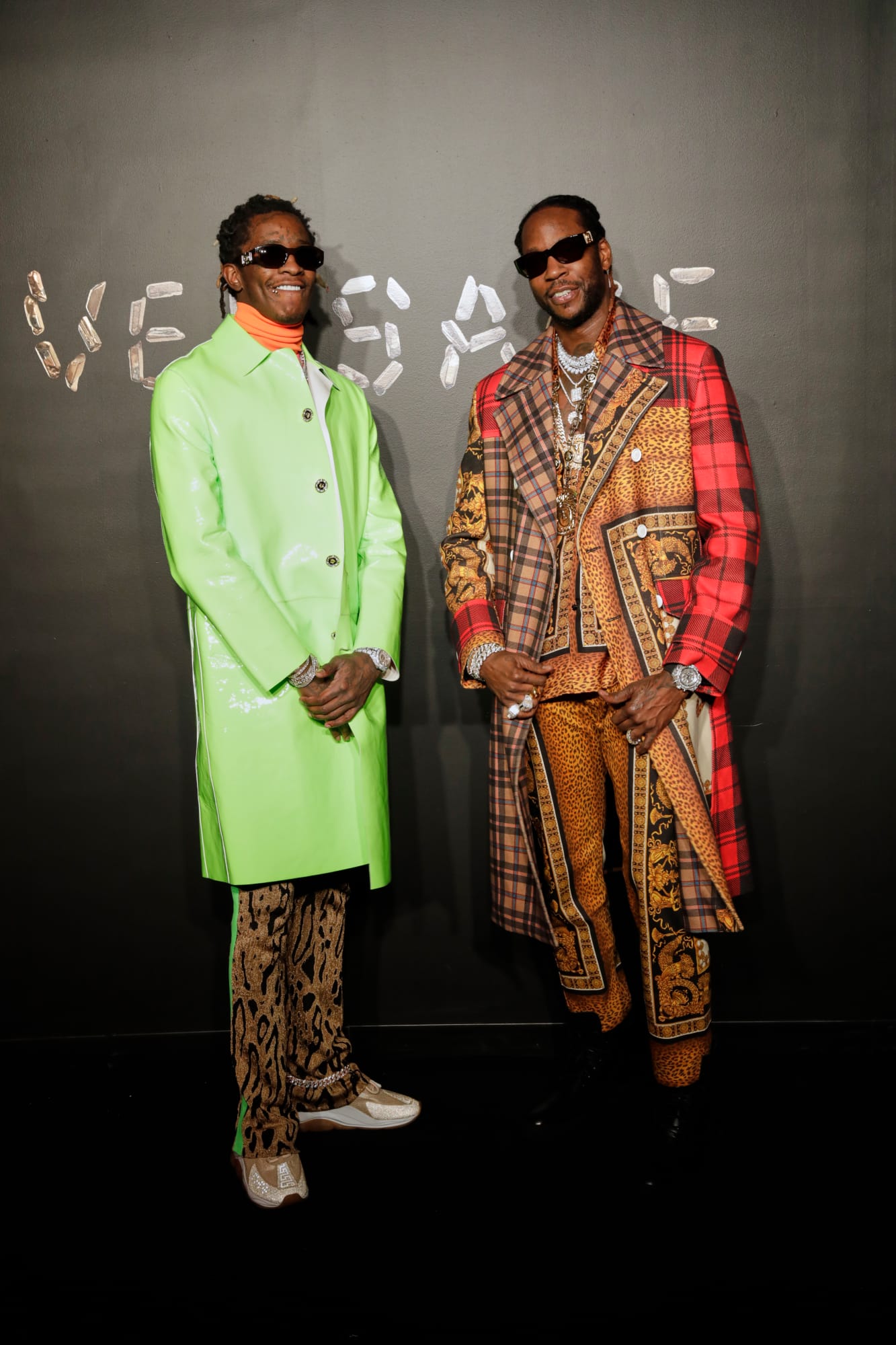 Rapper Young Thug và 2Chainz trong các thiết kế của Versace. 