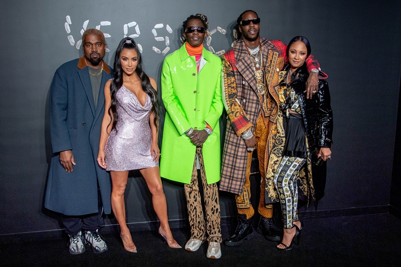 Kanye West, Kim Kardashian West cùng rapper Young Thug, rapper 2 Chainz và Kesha Ward trên thảm đỏ trước giờ diễn ra show diễn BST Thu 2019 của Versace. 