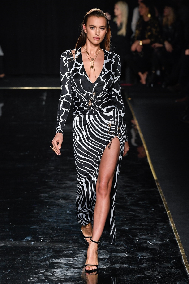 Irina Shayk khoe vóc dáng đáng ngưỡng mộ trong một thiết kế kết hợp các họa tiết đặc sắc của Versace. 