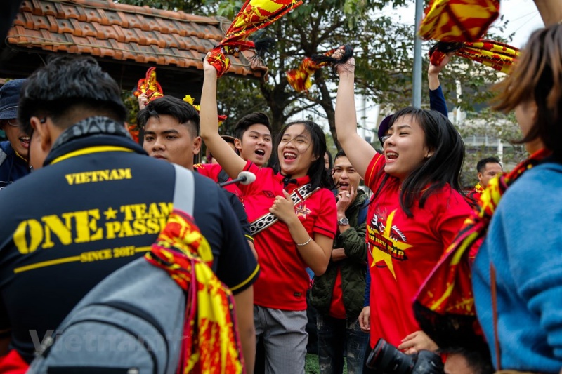 Những bạn trẻ này cho hay mọi người đã đến từ 8 giờ sáng để cổ vũ cho tuyển Việt Nam. (Ảnh: Minh Sơn/Vietnam+)