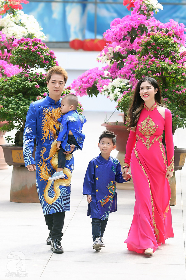 gia-dinh-di-chua-dau-nam-2017_2