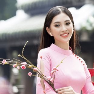 Tiểu Vy duyên dáng nét xuân trong tà áo dài mang hình ảnh mái ngói Hội An