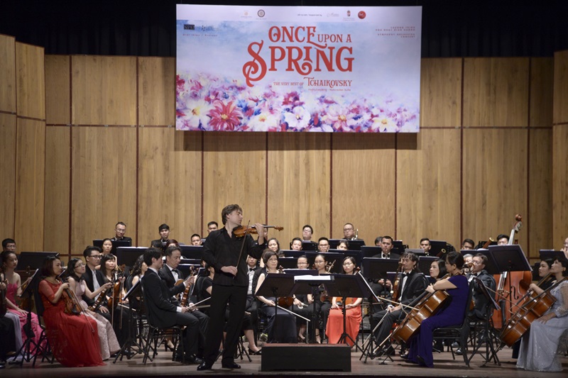 Nghệ sĩ Violin Rodrigo Puskas và các thành viên dàn nhạc SPO và SPYO.