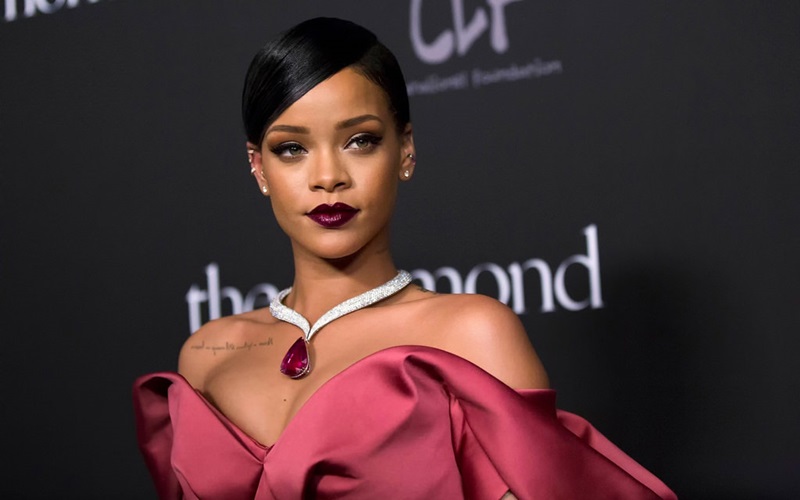 Hậu ăn nên làm ra với nội y và mỹ phẩm, Rihanna tiếp tục bắt tay cùng ông lớn LVMH