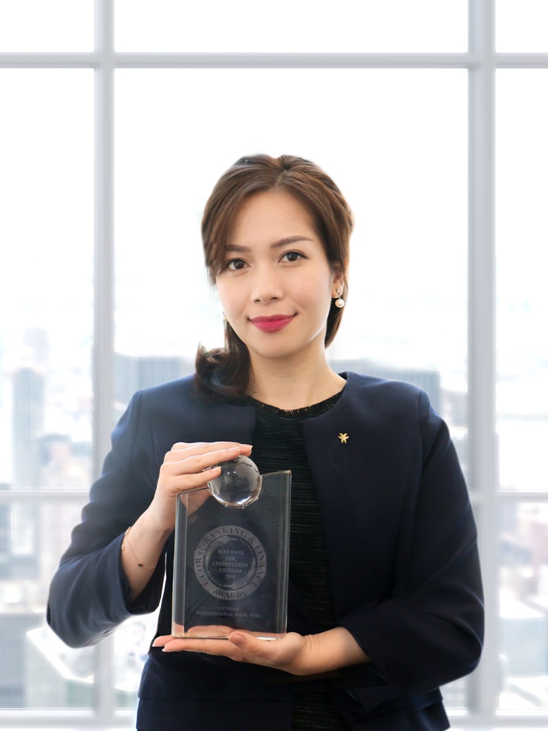 Bà Trần Thu Hương - Giám đốc Chiến lược kiêm Giám đốc Khối Ngân hàng bán lẻ của VIB nhận giải thưởng từ GBAF. 
