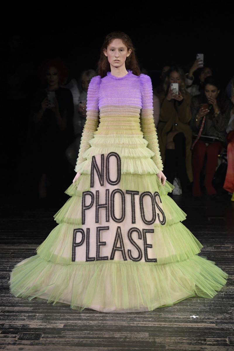 Một quý cô kiêu kỳ trước ống kính với bộ váy tulle nhiều tầng màu ombre bắt mắt, cùng dòng chữ "Xin đừng chụp ảnh".