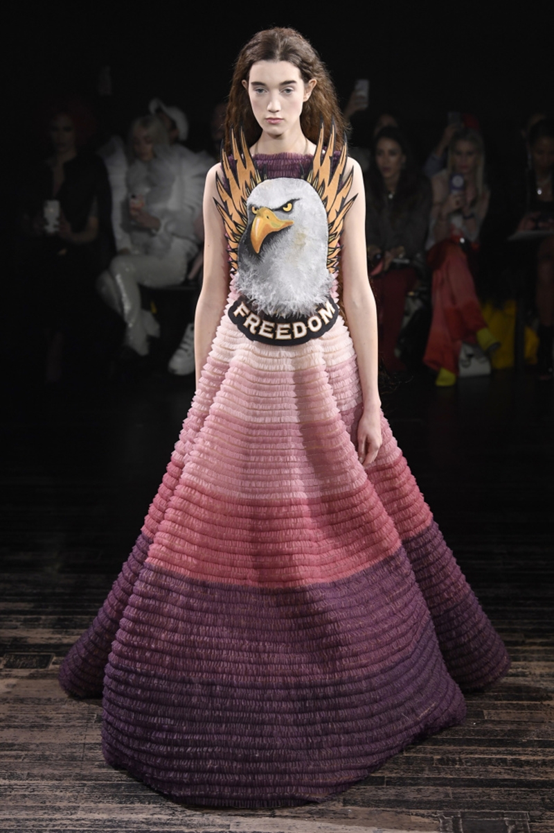 Bên cạnh đó cũng có các thiết kế được gắn những câu nói mang màu sắc tươi sáng hơn như "Sự tự do", với hình chú chim ưng dũng mãnh đối lập với bộ váy tông hồng duyên dáng.