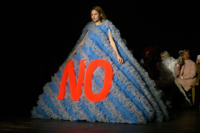 Chỉ đơn giản là "Không" với dòng chữ "No" màu cam to tướng được đặt trên tùng váy phía trước.