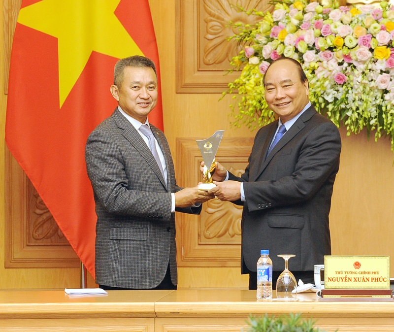Ông Dương Trí Thành thay mặt cho các doanh nghiệp tặng quà lưu niệm của Hội đồng Thương hiệu Quốc gia tới Thủ tướng.