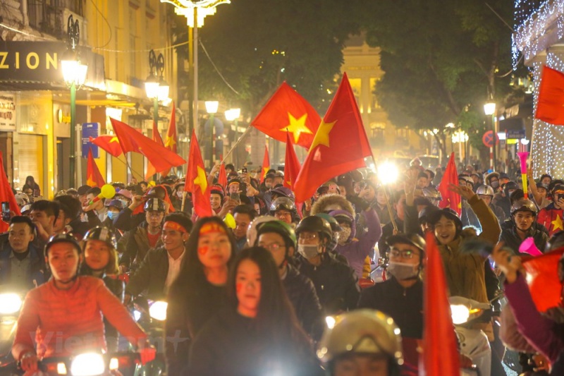 Hà Nội một đêm huyên náo ăn mừng tuyển Việt Nam vào Tứ kết Asian Cup 2019
